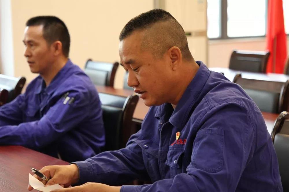 黨員立潮頭，領(lǐng)跑當(dāng)先鋒｜王發(fā)根：水火交融鑄就百煉成鋼